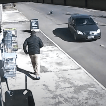 Vídeo: criança cai do carro em movimento após se soltar de cadeirinha