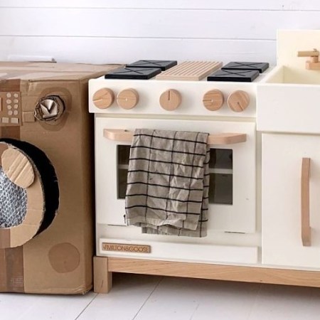 Essa mãe constrói brinquedos incríveis feitos de papelão