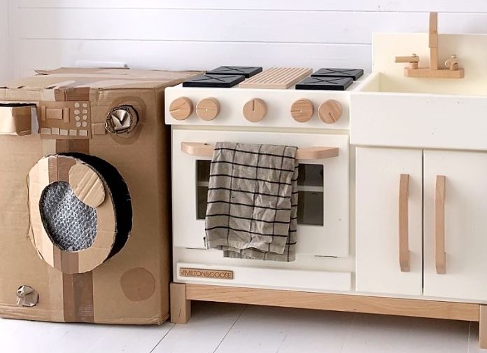 Essa mãe constrói brinquedos incríveis feitos de papelão
