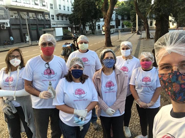 Mãe ajuda no combate ao coronavírus em zonas carentes após morte do filho