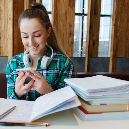 dicas de estudos para adolescentes menina estudando