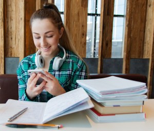 dicas de estudos para adolescentes menina estudando