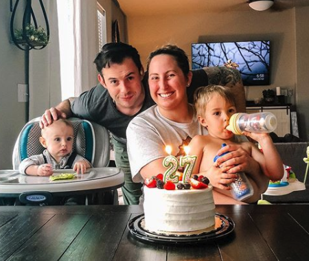 A história por trás do TikTok de bebê sendo jogado em uma piscina