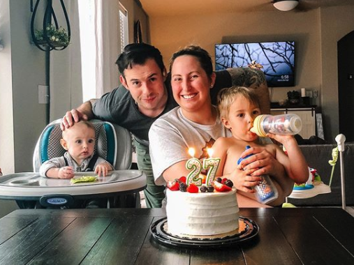 A história por trás do TikTok de bebê sendo jogado em uma piscina