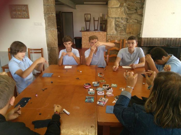 Escola na Espanha ensina meninos a fazerem tarefas domésticas