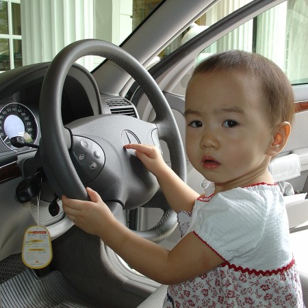 Pais gastam até 4 dias por ano para entrar e sair do carro com as crianças