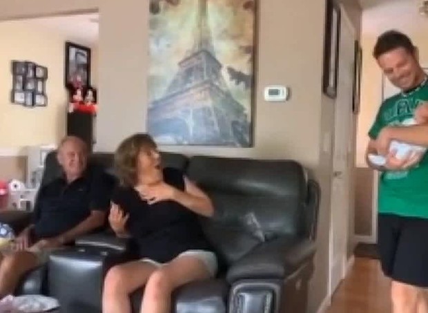 Avós são surpreendidos por netos gêmeos "secretos" e reação viraliza nas redes sociais