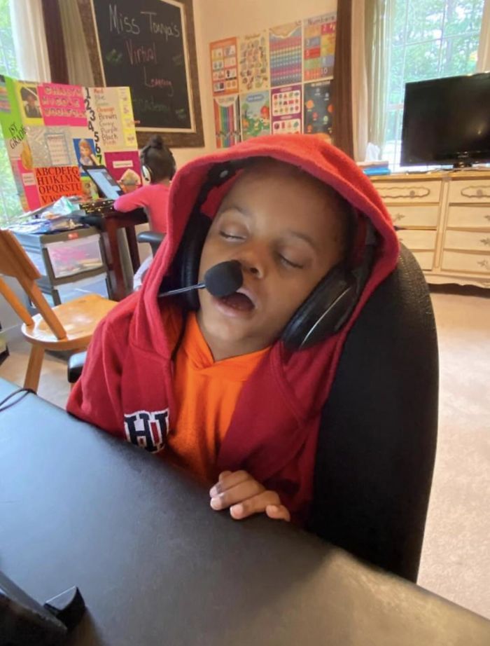 Essas fotos mostram como as crianças estão exaustas com as aulas online