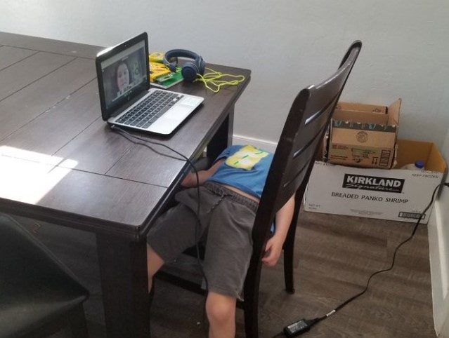 Essas fotos mostram como as crianças estão exaustas com as aulas online