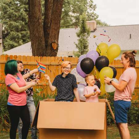 Família faz "chá revelação" para filho trans