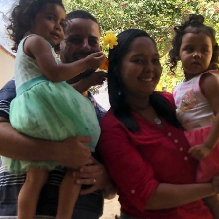 Casal adota irmã gêmea da filha; meninas estavam separadas há dois anos