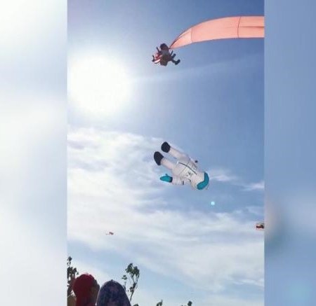 Criança é carregada pelos ares por uma pipa em Taiwan