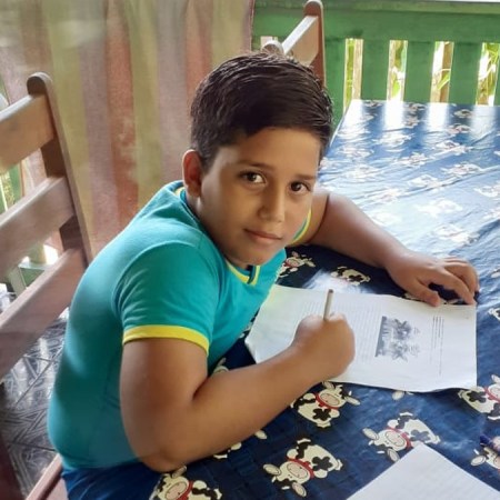Menino de 11 anos morre após receber descarga elétrica enquanto usava celular que estava carregando