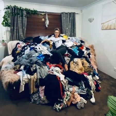 Mãe de 4 crianças tira "foto do ano" em cima de "montanha" de roupas