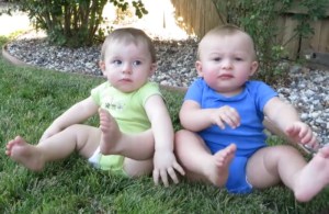 Bebês na grama / Foto: Reprodução