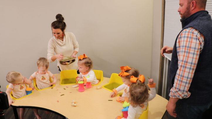 Casal que já era pai de três crianças tem sêxtuplos e mostra vida da família em reality show