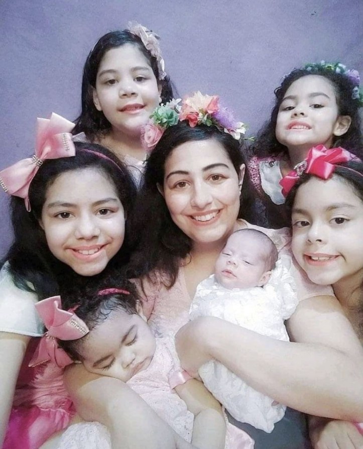 Mãe de 6 meninas está grávida de gêmeos mesmo após laqueadura