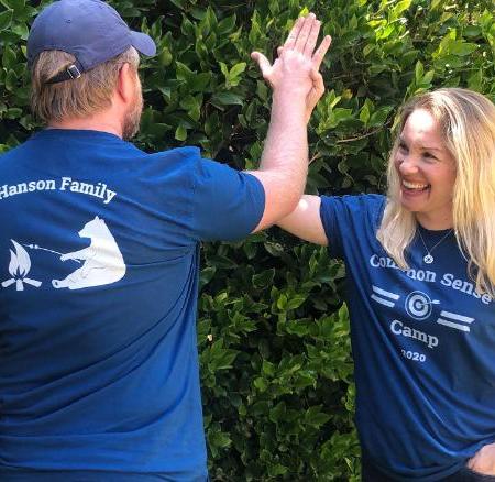 Oona Hanson e o marido Paul criam acampamento para ensinar aos filhos habilidades para a vida