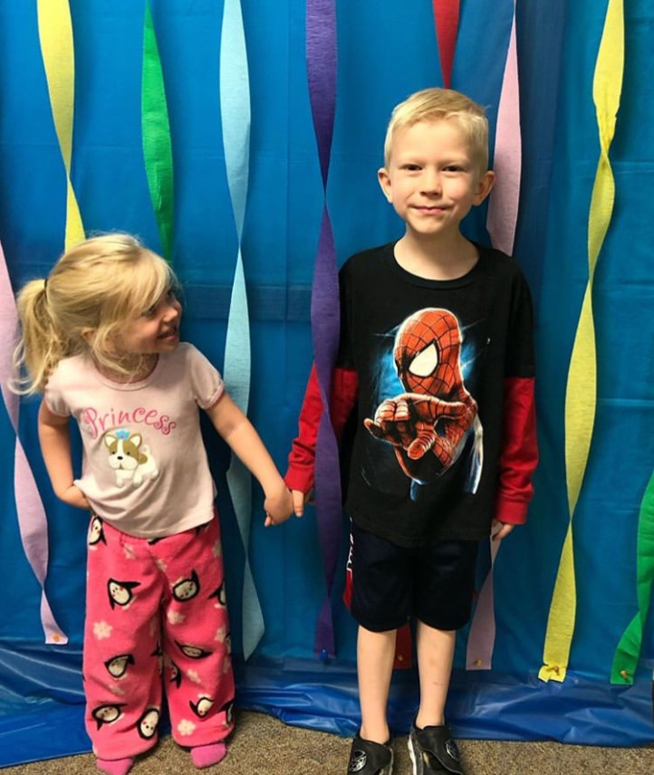 Menino de seis anos salva irmã de ataque de cachorro e vira “herói”