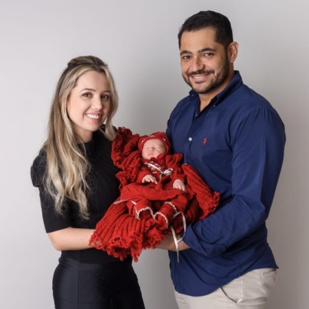 Pais brasileiros vão até a Ucrânia para conhecer filha nascida de barriga aluguel