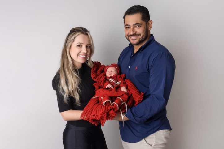 Pais brasileiros vão até a Ucrânia para conhecer filha nascida de barriga aluguel 