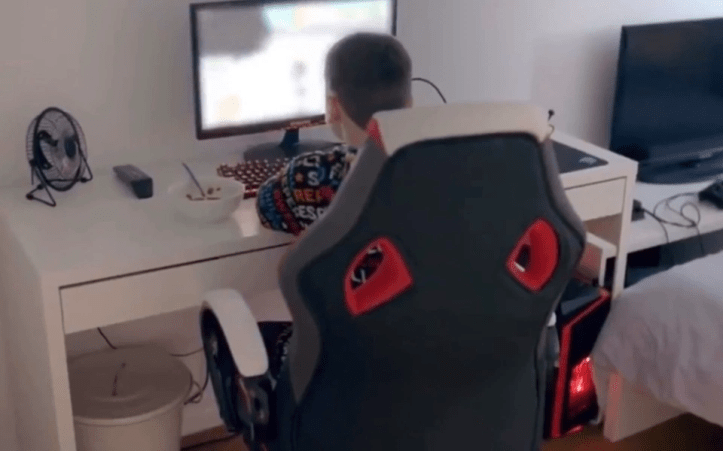 Casal britânico polemiza ao dizer que não impõe regras aos filhos: "Somos preguiçosos"